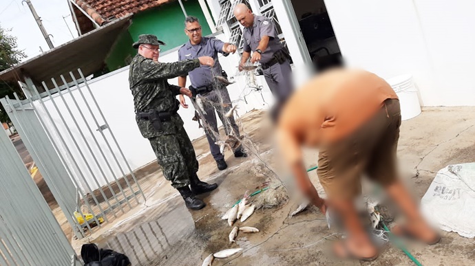 Dois homens são multados em Queiroz por pescar em período proibido