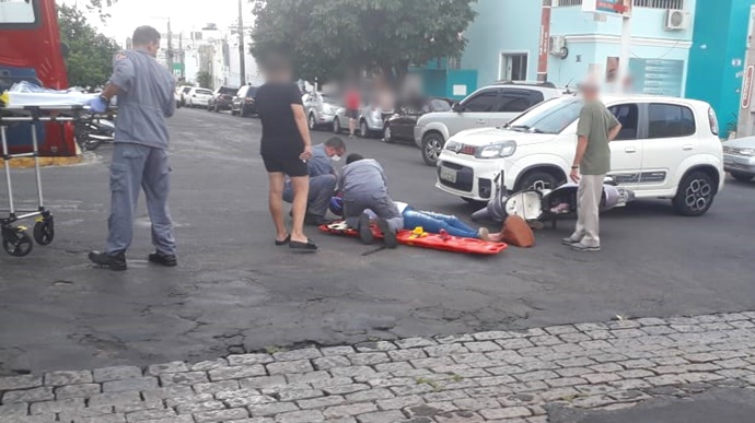 Mulher fica ferida após acidente entre carro e moto em Tupã