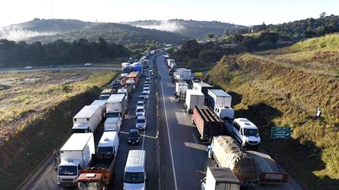 Caminhoneiros ameaçam paralisação pelo País