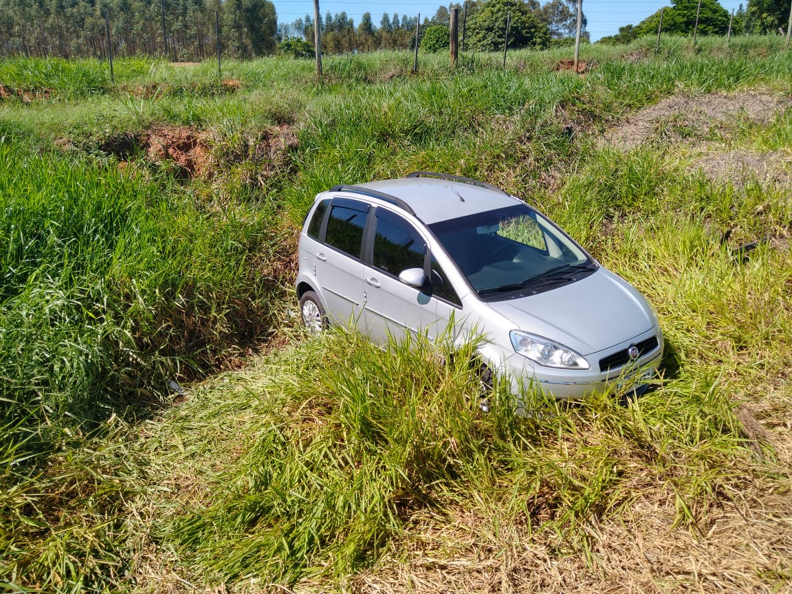 Carro é fechado por outro veículo e bate em canaleta de retenção de água em rodovia