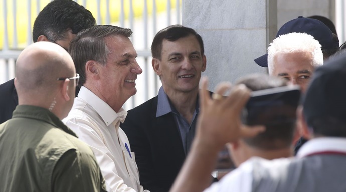 Bolsonaro vai a lotérica apostar na Mega da Virada