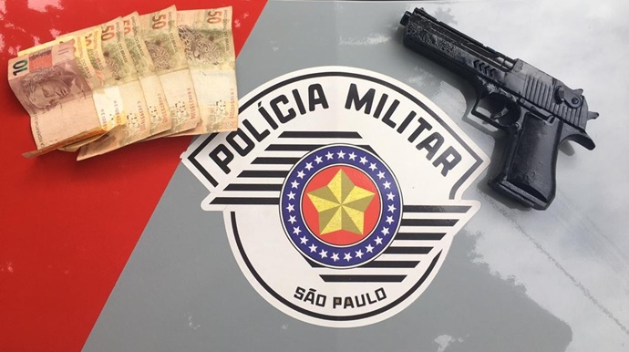 Simulacro de arma foi apreendidos com os suspeitos em Bauru e os R$ 250 roubados foram recuperados — Foto: Polícia Militar / Divulgação