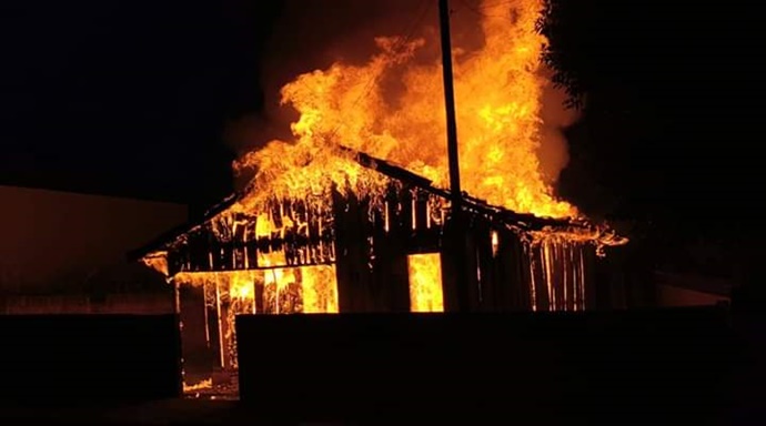 Incêndio destrói casa de madeira em Parapuã na noite deste natal; veja vídeo