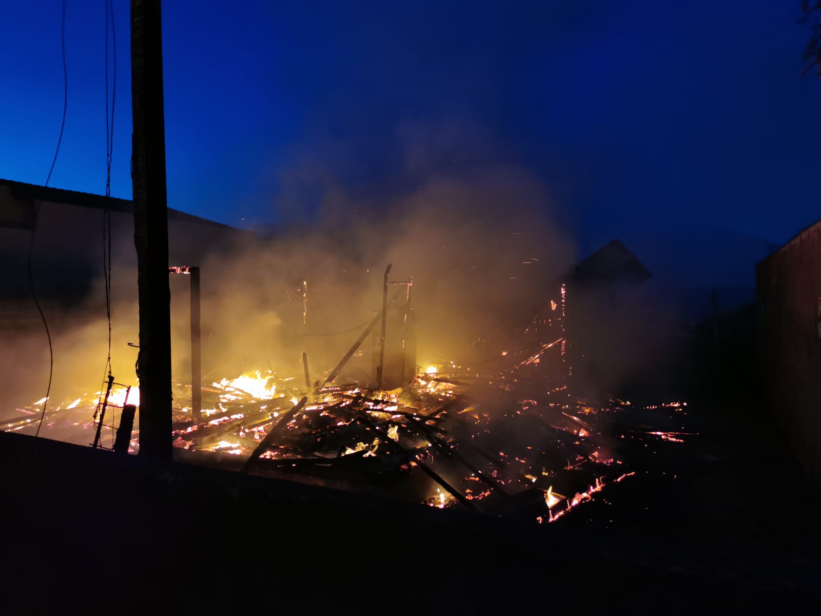 Incêndio destrói casa de madeira em Parapuã na noite deste natal