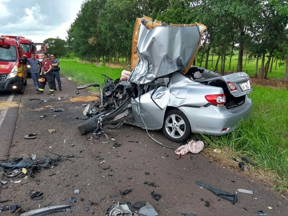 Homem provoca acidente em rodovia e tira a própria vida ao arremessar carro contra caminhão