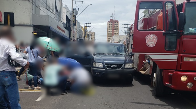 Motociclista é socorrido após bater em porta de caminhonete parada na Avenida Tamoios