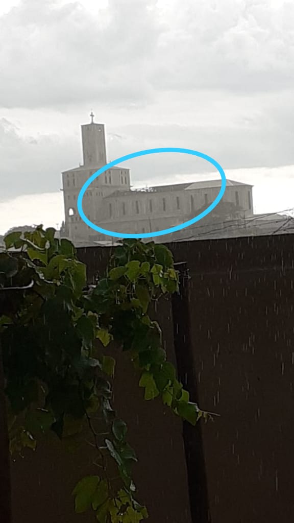 Chuva e vento forte destelharam a Igreja Matriz de Lucélia