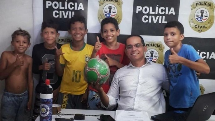 Crianças procuram delegacia após vizinha tomar bola de futebol