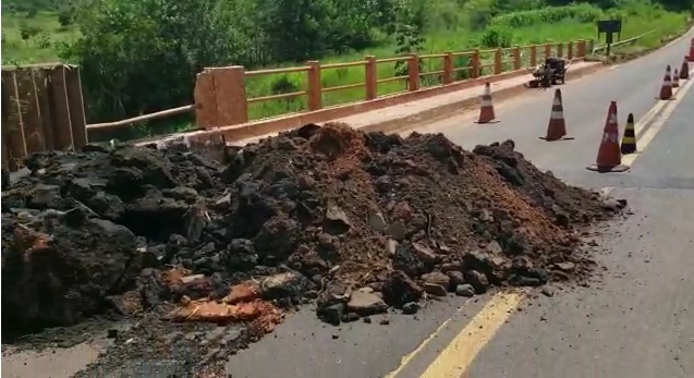 DER interdita Rodovia Sp-383 no Córrego Água Claras, entre Queiroz e Juliânia