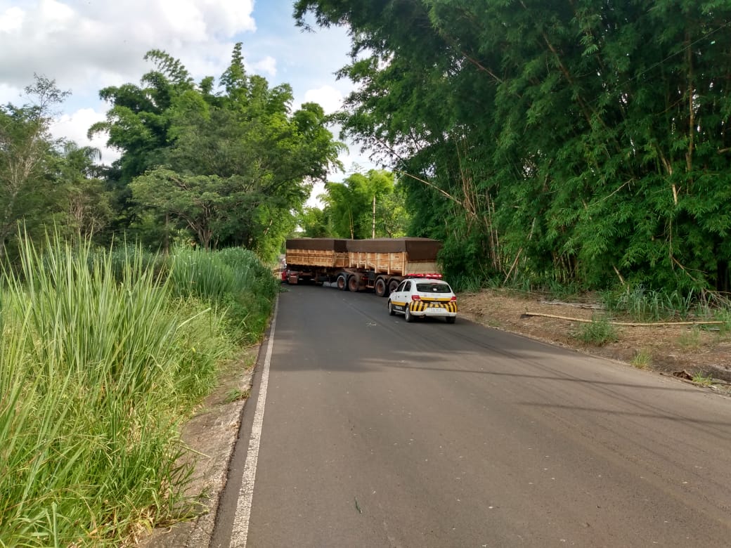 Vicinal entre Tupã e Quatá está totalmente interditada por carreta