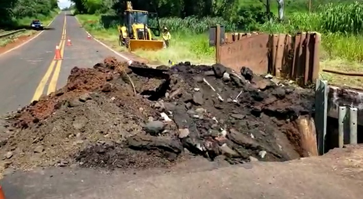 DER interdita Rodovia SP-383 no Córrego Água Claras, entre Queiroz e Juliânia