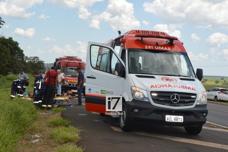 Motorista fica gravemente ferido após trator tombar sobre ele, em Paraguaçu