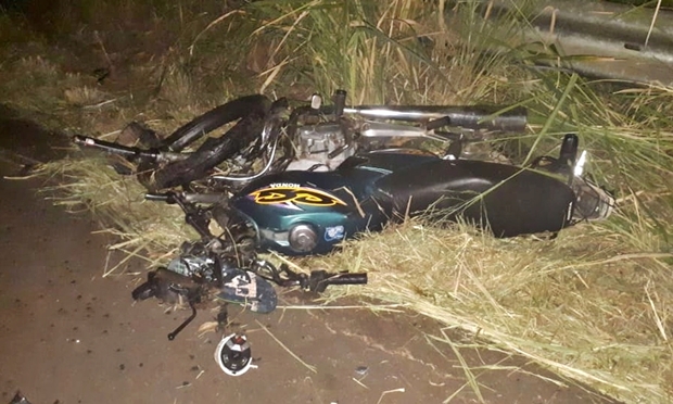 Dois homens morrem em acidente entre carro e motocicleta na SP-294