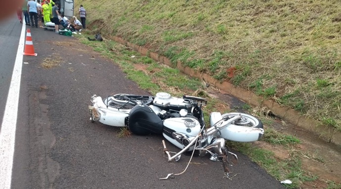 Motociclista é arrastado depois de bater em carro na BR-153