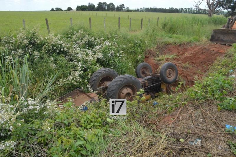 Motorista fica gravemente ferido após trator tombar sobre ele, em Paraguaçu