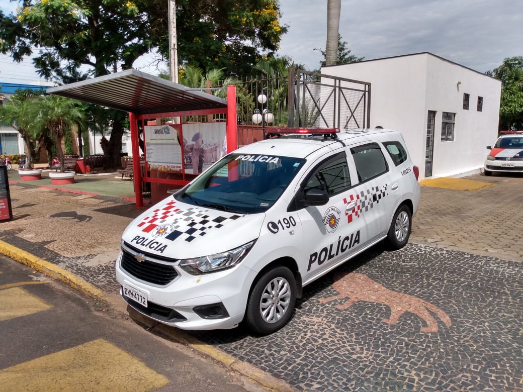 Jovem é preso após ser flagrado destruindo lâmpadas de praça pública em Tupã