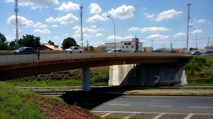 Concessionária interdita viaduto na SP-294 próximo a faculdade em Marília