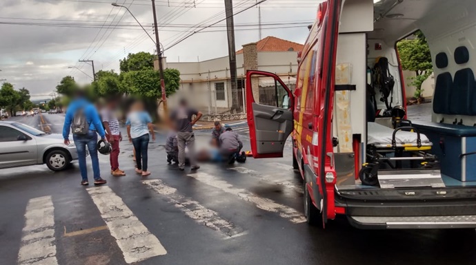 Acidente deixa motociclista ferido na Avenida Tapuias nesta sexta-feira