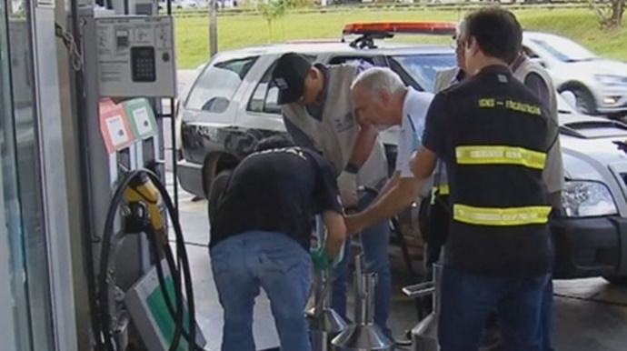 Operação do Procon, Polícia Civil e Ipem lacrou bombas de combustíveis de posto na Avenida Tiradentes — Foto: Reprodução/ TV TEM