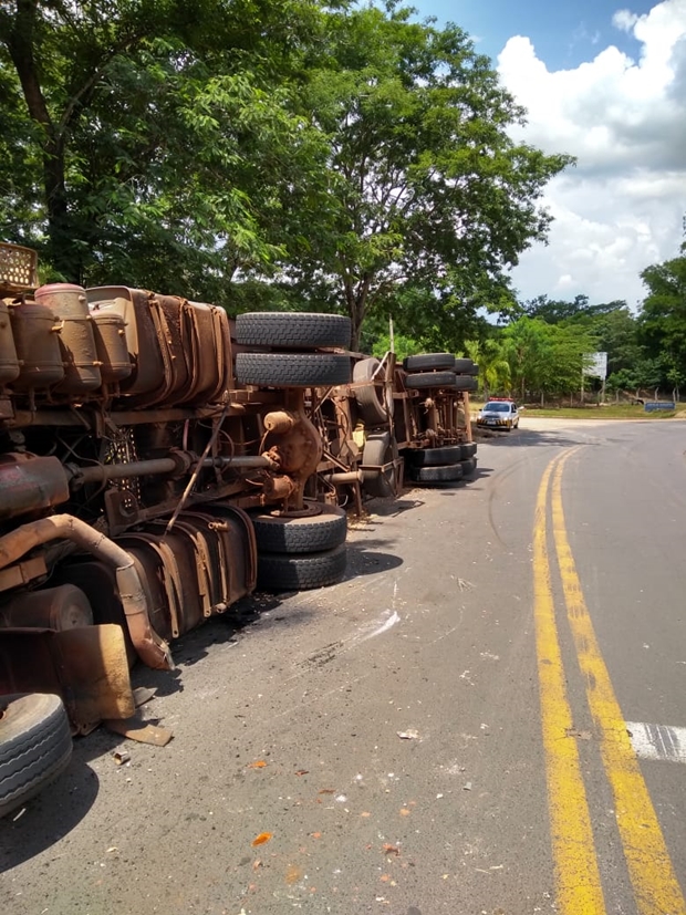 Motorista tomba carreta na vicinal Tupã x Quatá