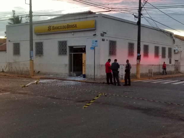 Criminosos armados explodem com dinamites agência bancária em Avanhandava