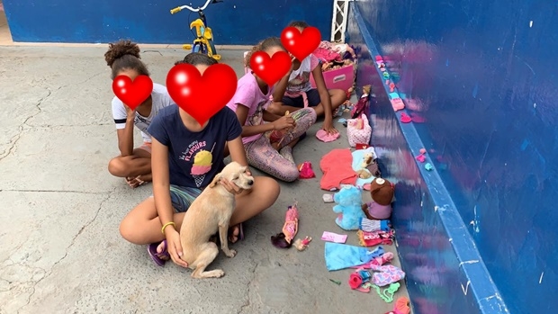 Casa Abrace adota cachorrinha abandonada e faz alegria das crianças atendidas