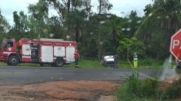 Carro capota devido a aquaplanagem em Herculândia