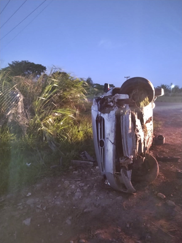 Veículo capota na vicinal Tupã x Arco Íris