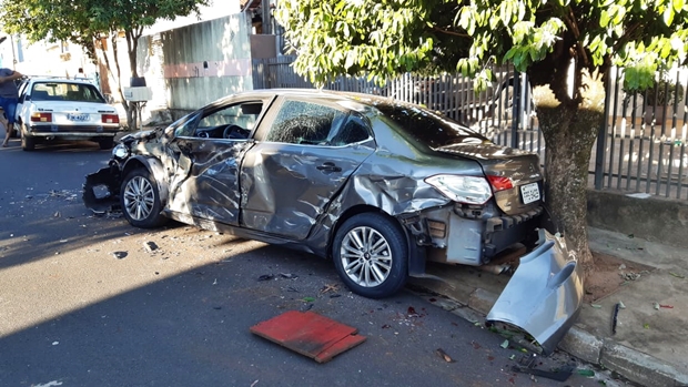 Motorista embriagado bate caminhão em veículo estacionado em Quintana