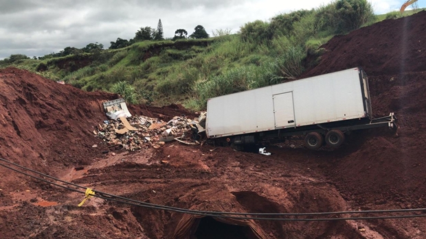 Morre caminhoneiro de Tupã que invadiu trecho interditado e caiu em cratera em Botucatu