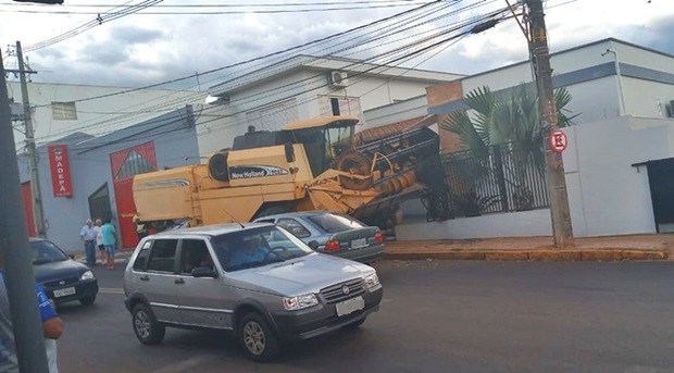 Condutor de trator bate em grade de residência nos altos da Aimorés