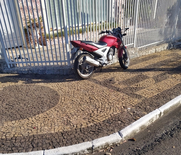 Moto bate em veículo em cruzamento no centro de Tupã