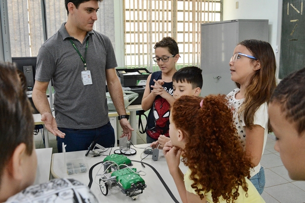 Tem início as aulas de robótica com crianças no Instituto Federal