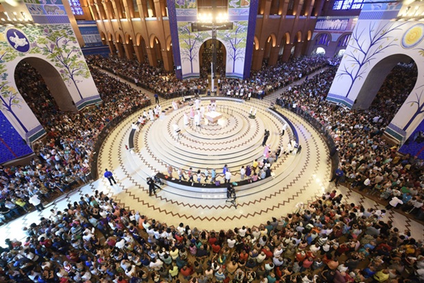 Basílica de Aparecida comporta 35 mil fiéis em torno do Altar Central, onde são realizadas as principais celebrações do templo. — Foto: Thiago Leon/Santuário Nacional de Aparecida.