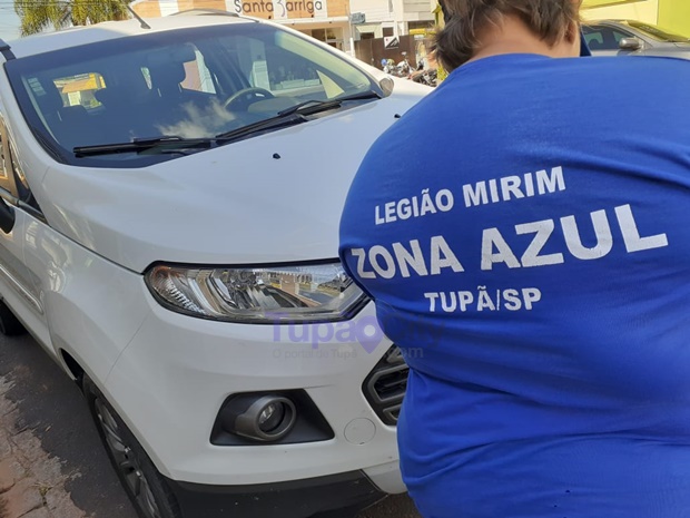 Quase 20 veículos são advertidos diariamente por estacionar sem cartela na Zona Azul