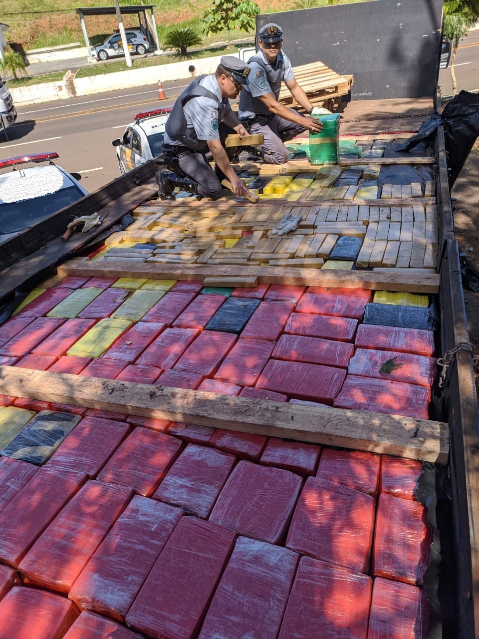 Grande quantidade de maconha era levada na carroceria de caminhão. Carregamento foi descoberto pela equipe TOR da Polícia Militar Rodoviária (Foto: Cedida/PM Rodoviária).