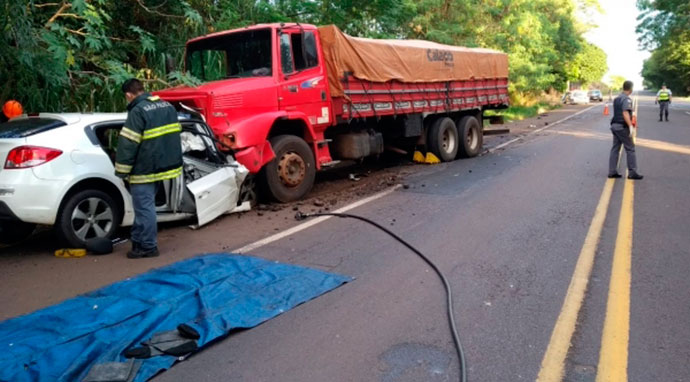 SP-294: carro e caminhão batem de frente e motorista do automóvel morre na colisão