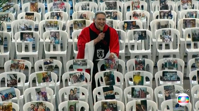 Padre Marcelo Rossi celebra missa com fotos de profissionais de saúde coladas em cadeiras vazias