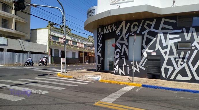 De mãos atadas, comerciantes terão de esperar até 7 de abril para abrir lojas