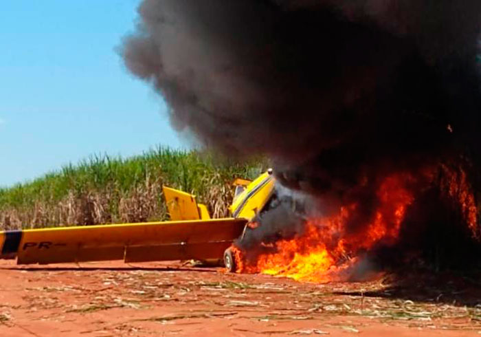 Avião monomotor cai em meio a canavial em Junqueirópolis.