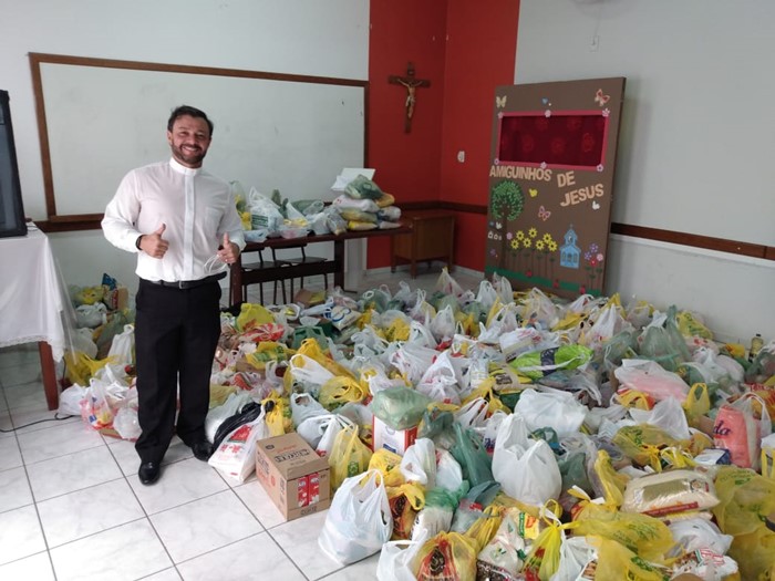 Alimentos arrecadados durante o trajeto do Santíssimo.