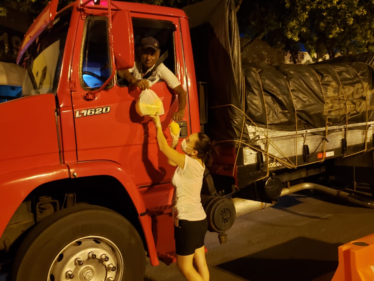 Em meio à crise do coronavírus, moradores distribuem marmitas para ajudar caminhoneiros em Tupã