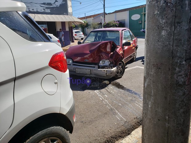 Motorista bate em veículo estacionado na Rua Aimorés em Tupã