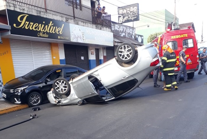 Capotamento na Av. Marília deixa motorista preso às ferragens