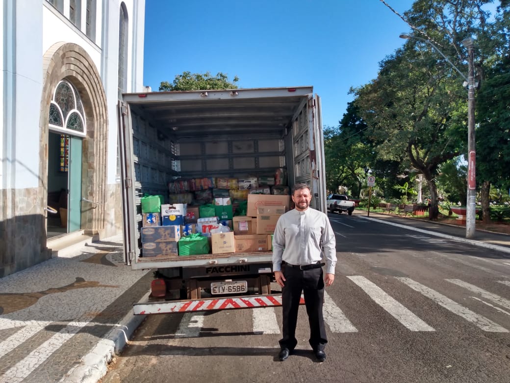 Paróquia Auxiliadora doa 2 toneladas de alimentos à Santa Casa