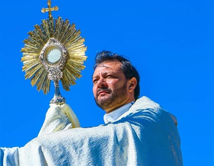 Padre leva benção do santíssimo pelas ruas dos distritos neste domingo (26)