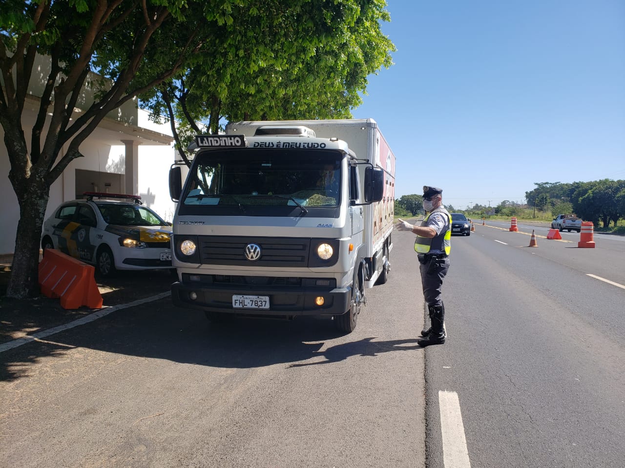 Ação distribui marmitas para caminhoneiros na base da Polícia Rodoviária de Tupã