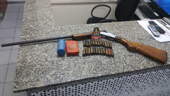 Homem é detido por porte ilegal de arma após briga com a esposa em Quintana