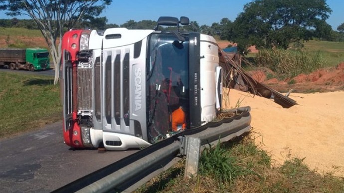 Motorista fica ferido após tombar caminhão no trevo de acesso a SP`294, em Parapuã