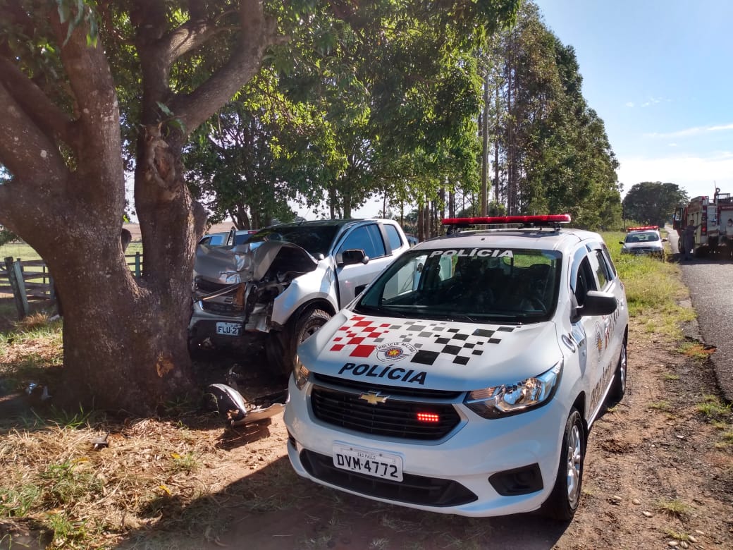 Passageiros ficam feridos após caminhonete bater em árvore na vicinal Tupã/Arco Íris